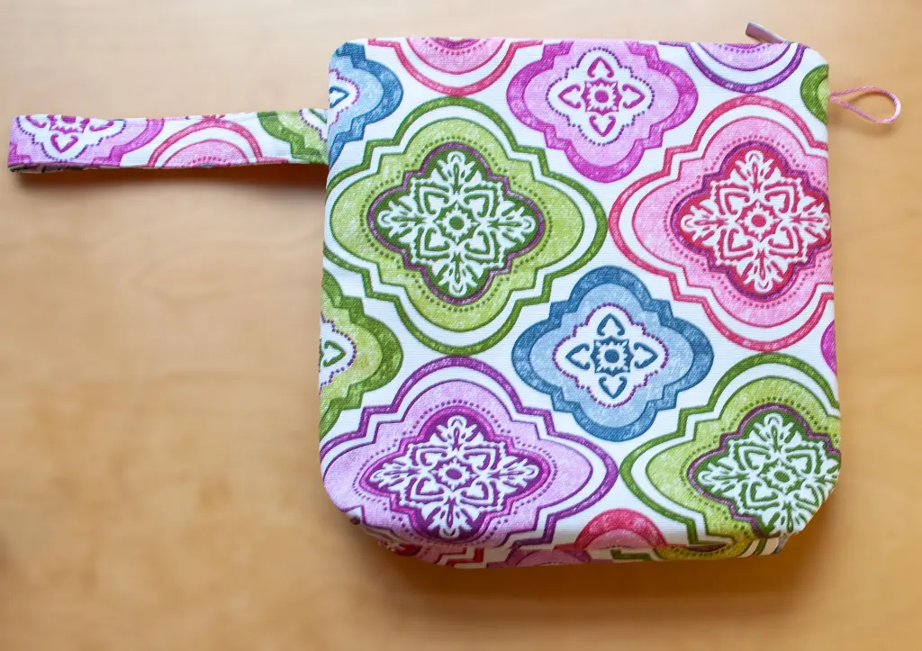 Zipper Mandala Fuksia XL on Desk.webp