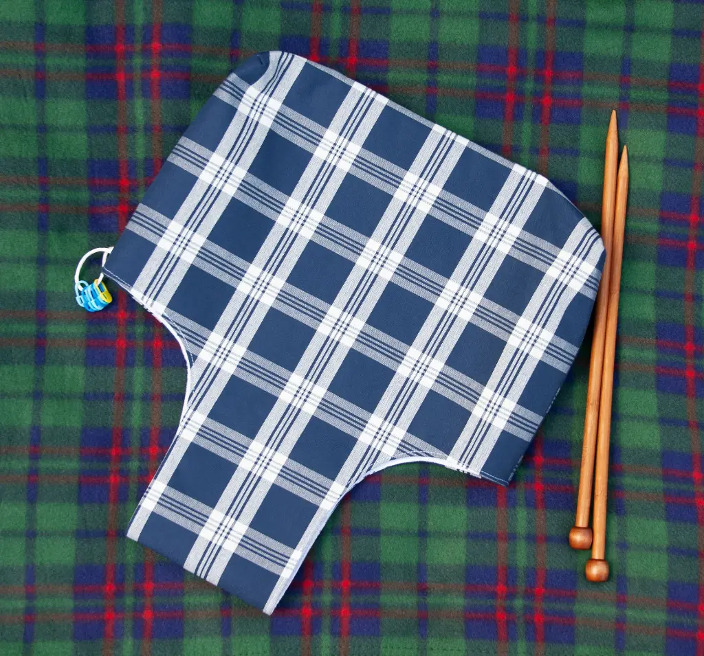 Wrist Plaid Rustikana Navy L on Floor.webp