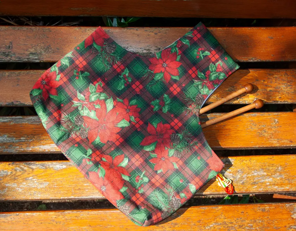 Wrist Xmas Poinsettia Plaid Green Red L on the Floor.webp