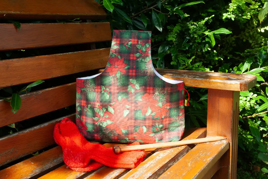 Wrist Xmas Poinsettia Plaid Green Red L Front.webp