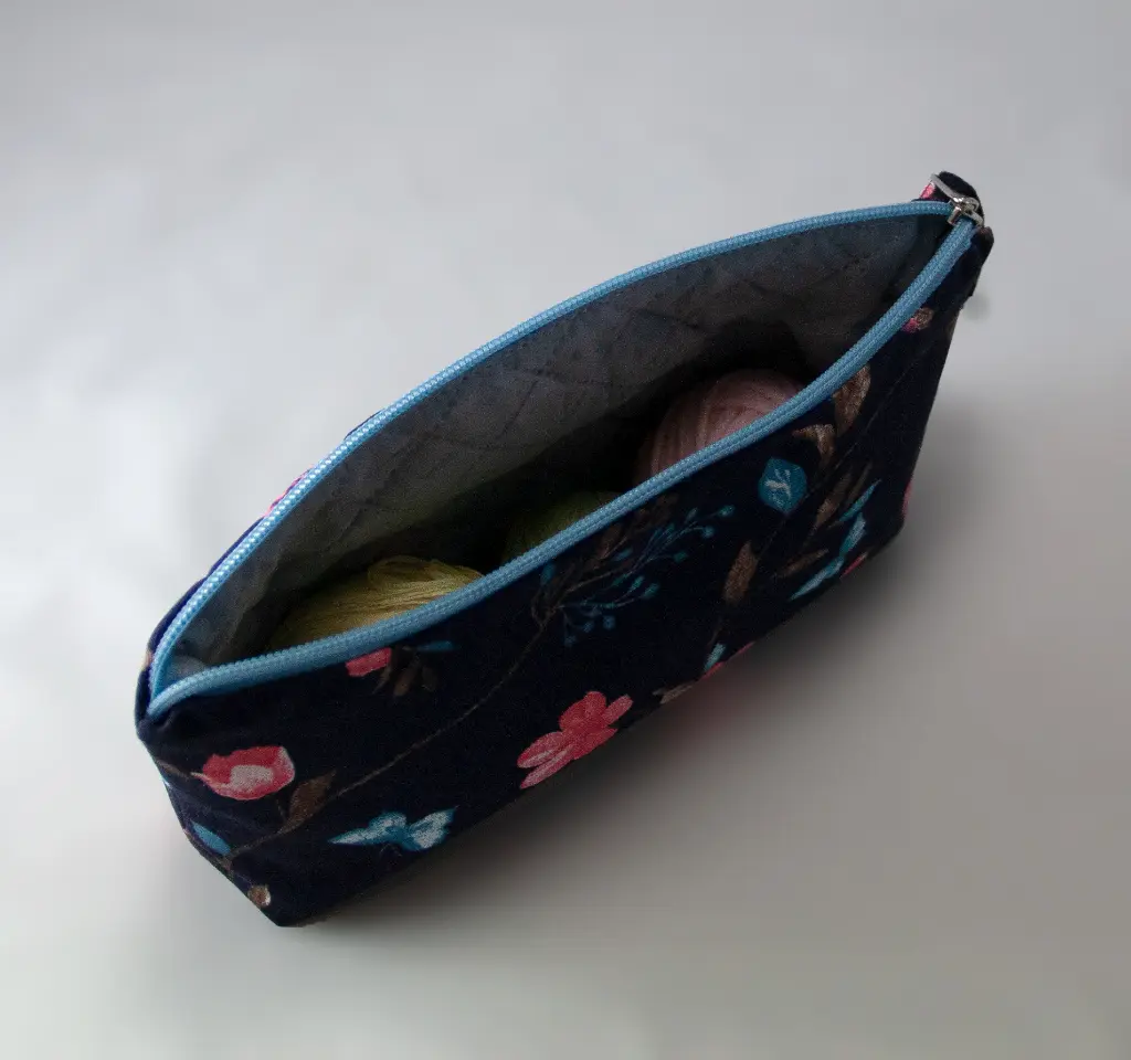 Zip Pouch Bird  Bullfinch Navy Blue Top.webp