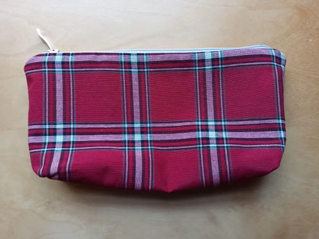 [npz-plaid-red-m] Zipper Notions Pouch Plaid Red M (copy)